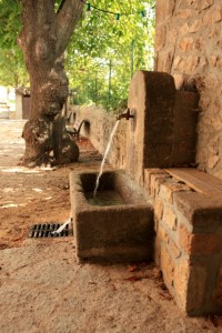Fontaine de l’ancienne école © Simon Bugnon