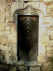 Porte du 15ᵉ siècle en accolade avec blasons © association C. Bonzo